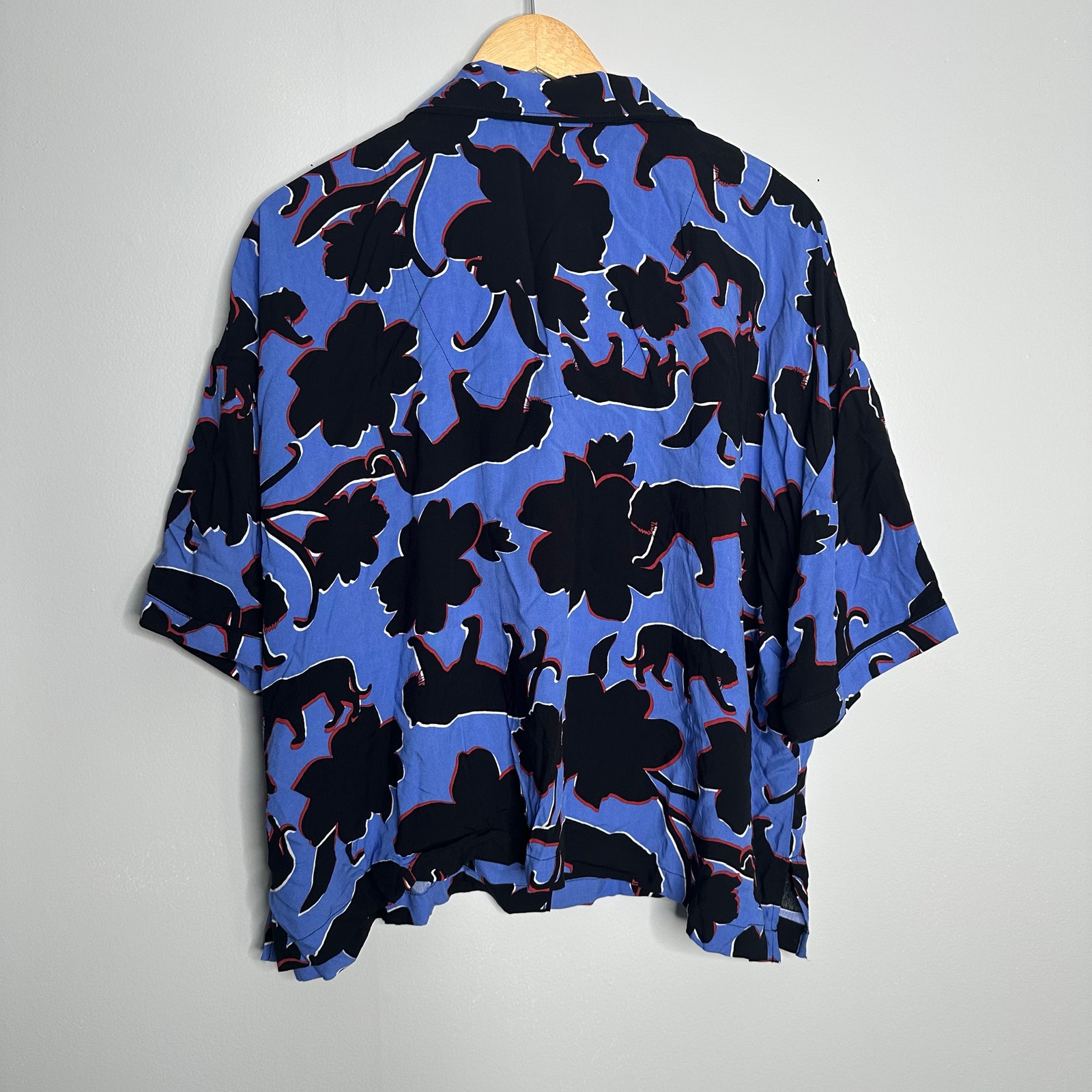 Refinery29 Panther Print Shirt Women 3x Blue Euc Bold Short Sleeve Camp Collar — image 8 of 8